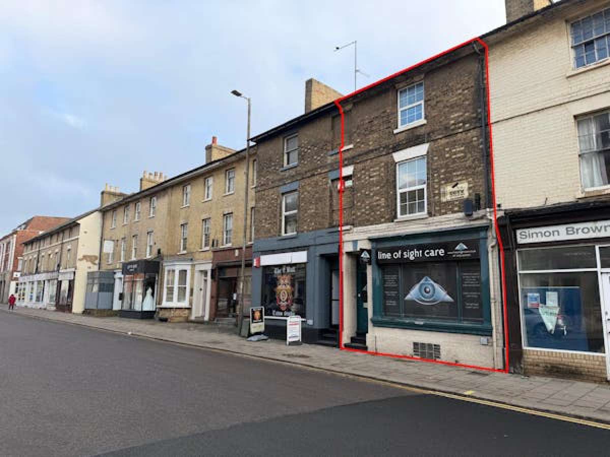 Three-storey mid terrace property available to purchase located in the town centre of Bedford in Bedford - photo 2