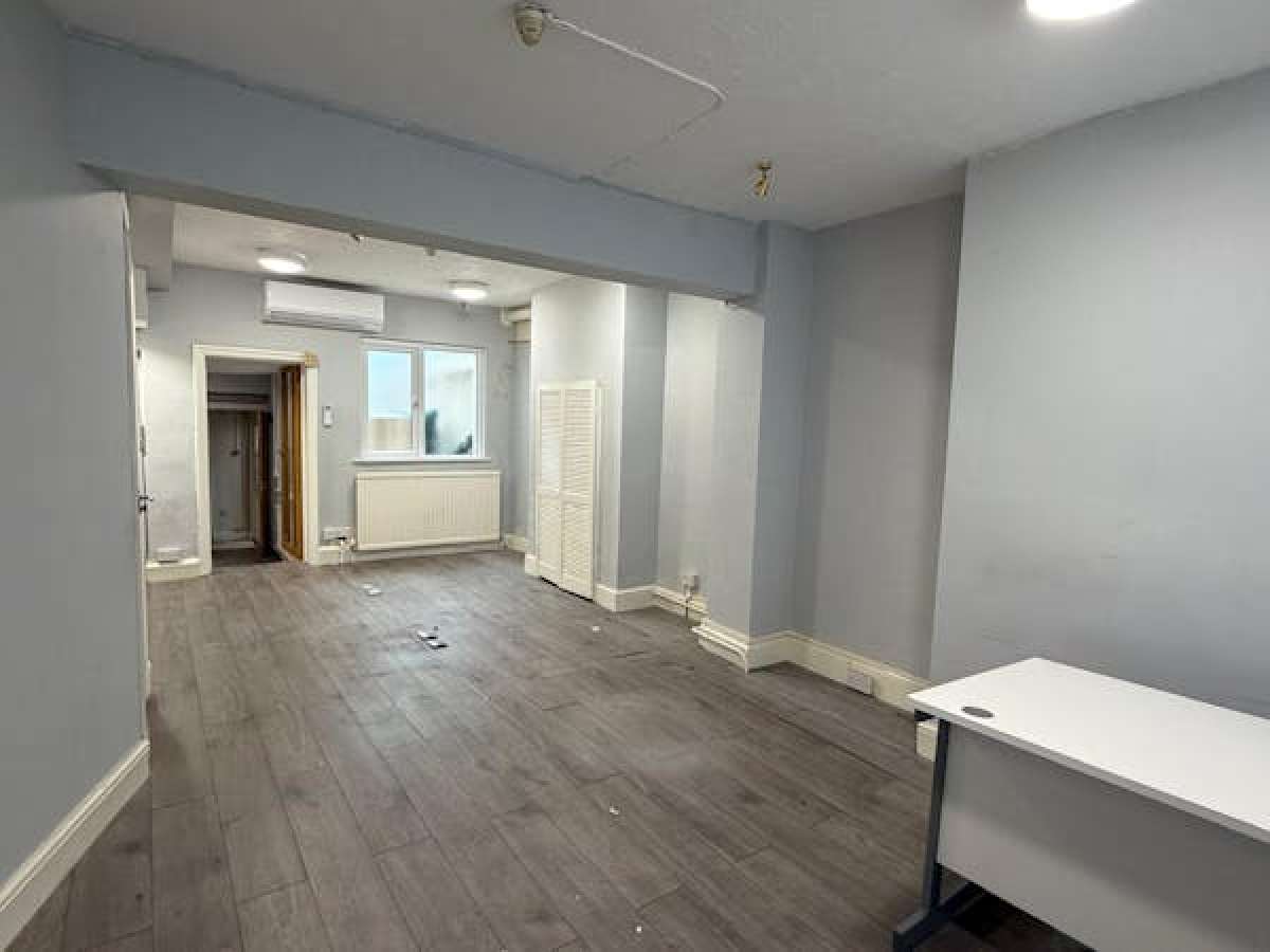 Three-storey mid terrace property available to purchase located in the town centre of Bedford in Bedford - photo 4