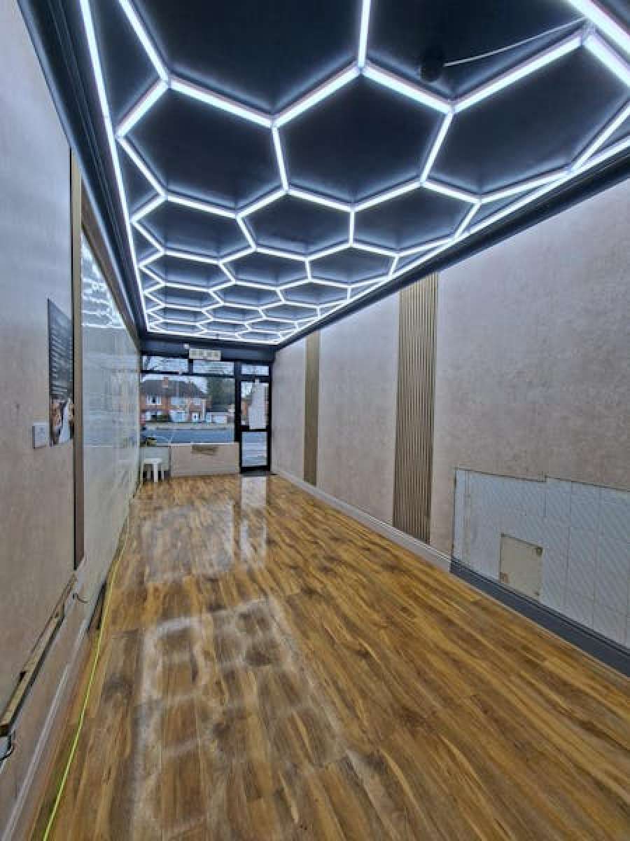 Unit available to let on busy street in Doncaster suitable for a variety of uses. in Doncaster - photo 3