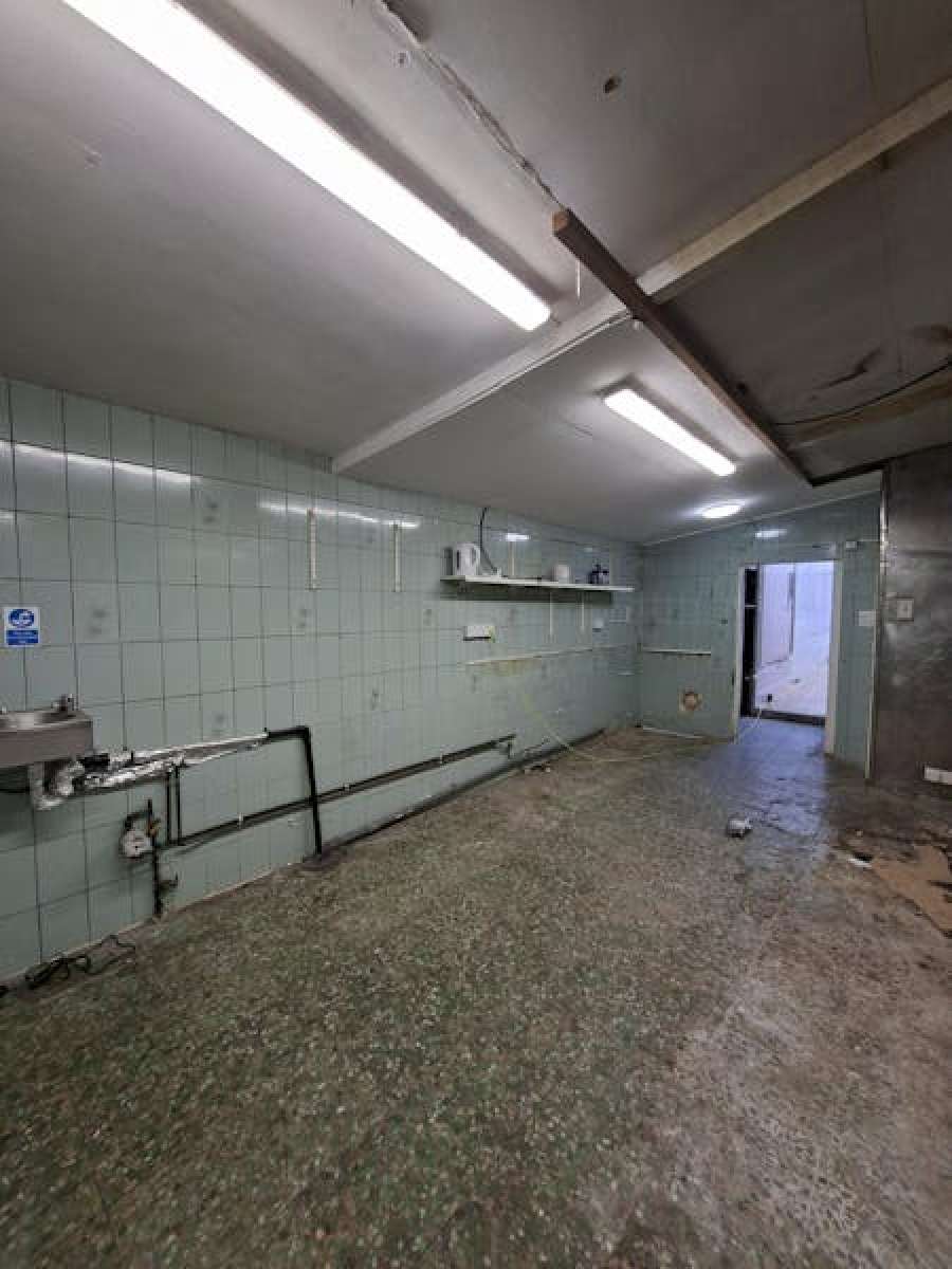 Unit available to let on busy street in Doncaster suitable for a variety of uses. in Doncaster - photo 4